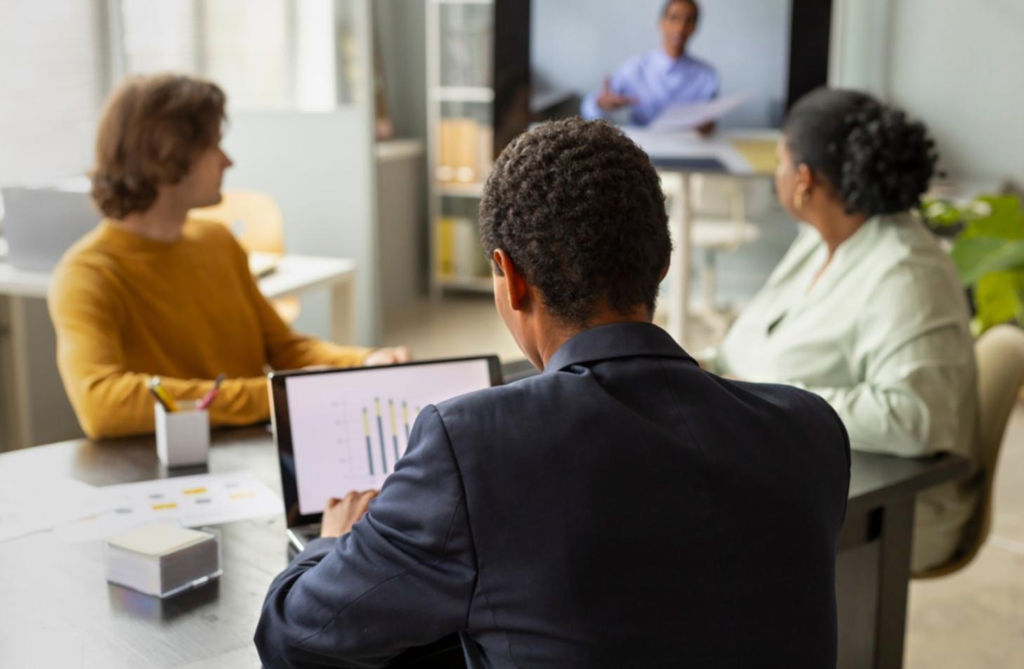 Équipe travaillant sur des analyses financières