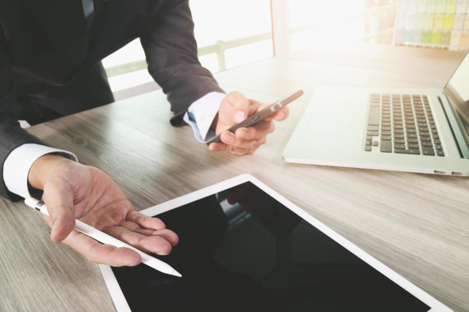 Session de mentorat entre formateur et étudiant pour accompagnement projet