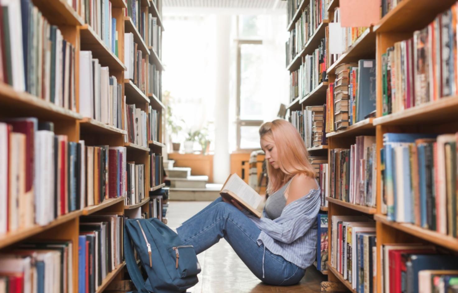 Session de formation en analyse financière avec participants travaillant sur des études de cas réelles